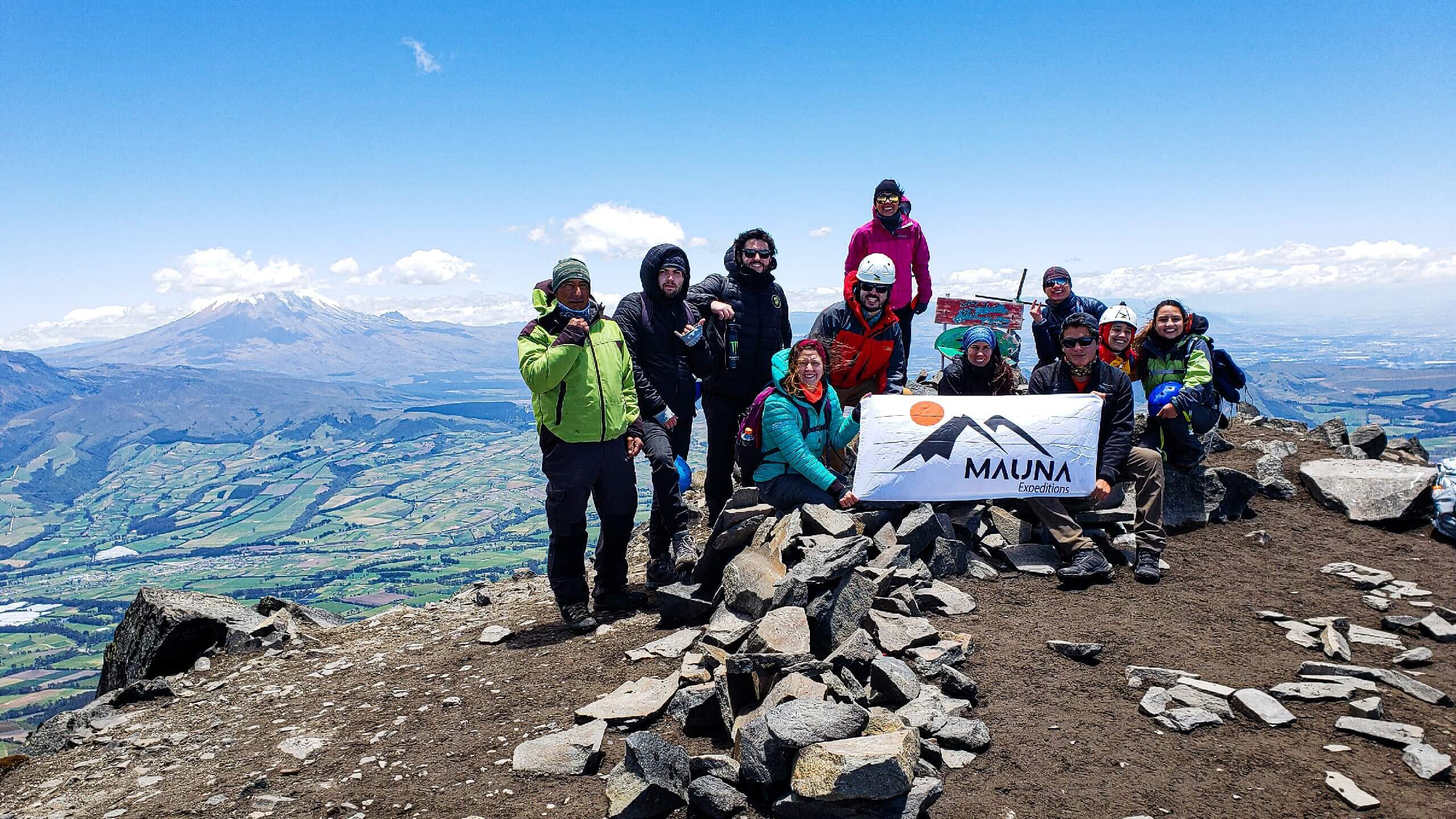 Mauna group in the summit of Corazon volcano